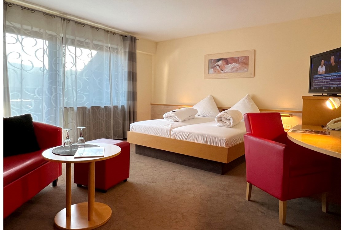 Wellnesshotel: Landhaus-Zimmer, ca. 35qm, Dusche/ WC, Balkon, Blick über das Tal - Hotel Am Hirschhorn