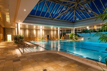 Wellnesshotel: 25-Meter-Becken-Badelandschaft - HEIDE SPA Hotel & Resort 