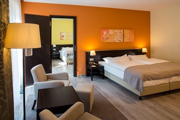 Wellnesshotel: Junior-Suite mit Verbindungstür zum Doppelzimmer  - HEIDE SPA Hotel & Resort 