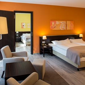 Wellnesshotel: Junior-Suite mit Verbindungstür zum Doppelzimmer  - HEIDE SPA Hotel & Resort 