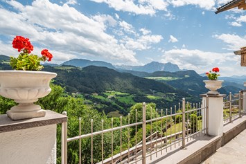 Wellnesshotel: Blick auf die Dolomiten - Berglandhotel Untertheimerhof