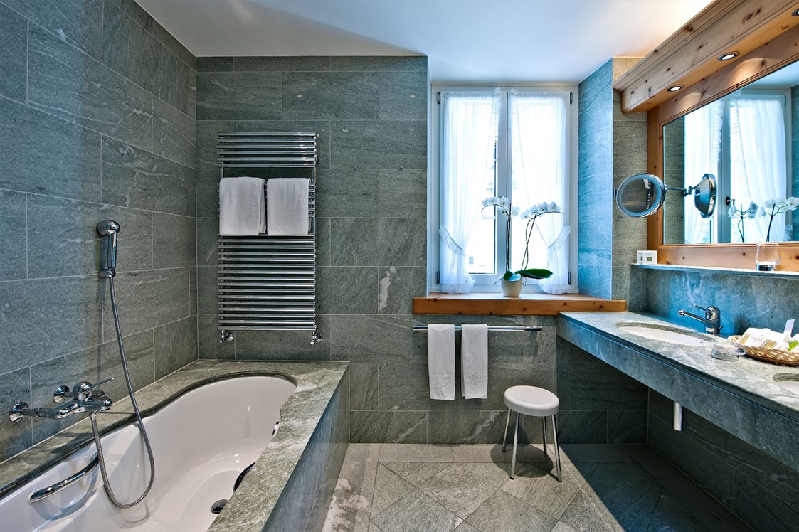 Wellnesshotel: Badezimmer aus Engadiner Granit und Marmor - Parkhotel Margna
