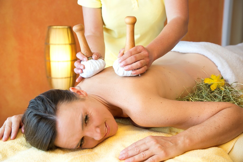 Biohotel Eggensberger**** Massagen im Detail Alpenkräuter-Dampfstempel-Massage