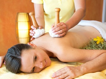 Biohotel Eggensberger**** Massagen im Detail Alpenkräuter-Dampfstempel-Massage